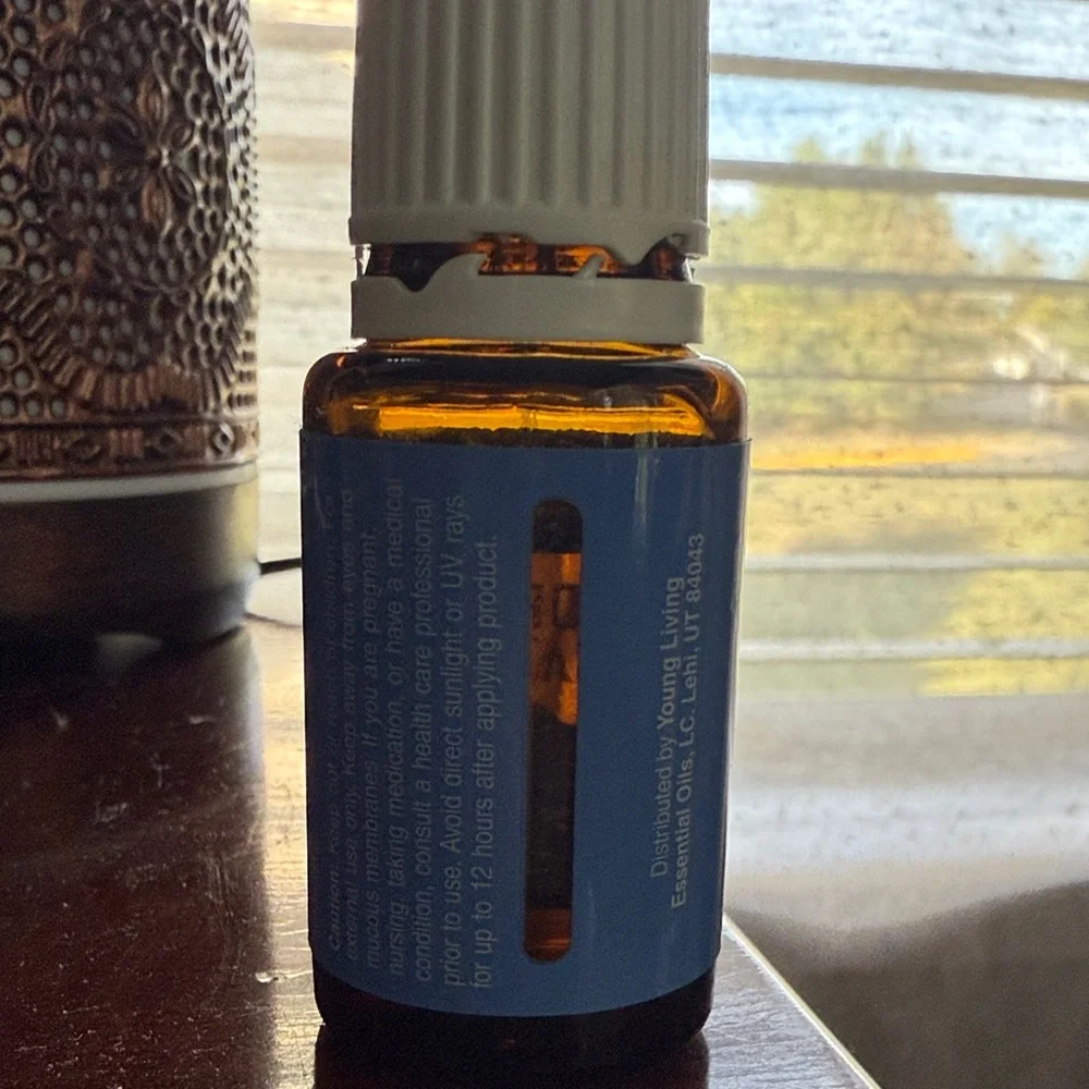 Young Living Dream Catcher Essential Oil - Blue and White - Picture 2 of 2